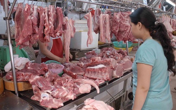 一名消費者在選購豬狗。（圖源：互聯網）