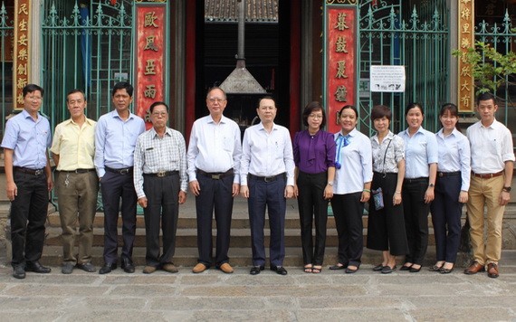 阮文孝書記(右七)與穗城會館理事會 代表合照留念。