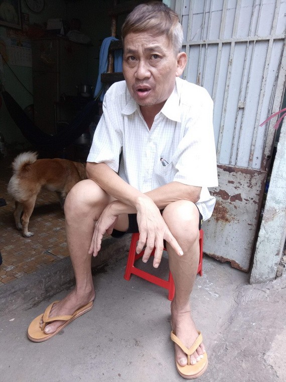 石玉清在租屋門口。