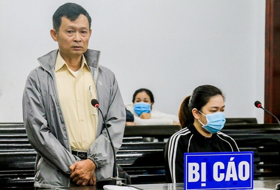 出庭受審的兩名被告人阮國簪（站）和阮瑞芳草。（圖源：安平）