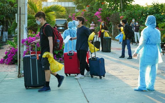 回國辦妥入境手續後的同胞獲送隔離點接受集中隔離。（示意圖源：耀基）