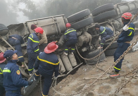 救護隊趕抵事故現場搜救被困在車上的人員。（圖源：TTO）
