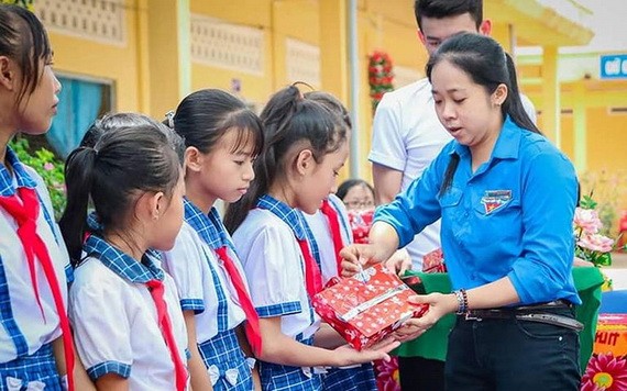 杜氏紅碧給貧窮小朋友送禮物。