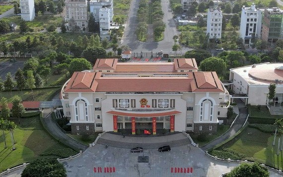 從高處俯瞰的守德市人委會辦公廳。（圖源：TNO）