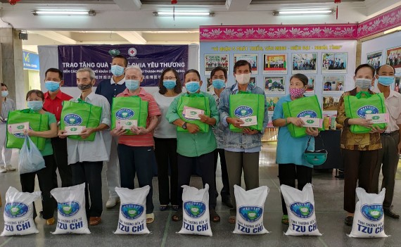 市紅十字會與第五郡領導同慈濟慈善會志工向第五郡同胞贈送禮物。