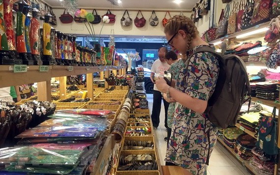 一名西方女遊客在選購旅遊紀念品。