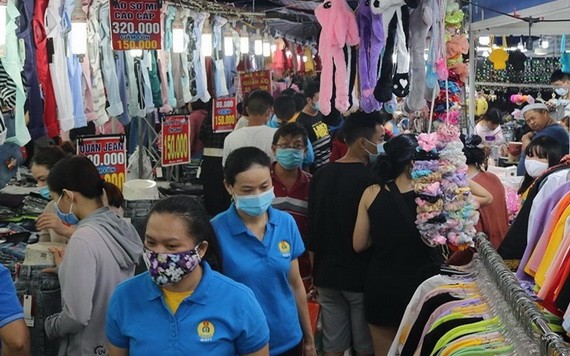 眾多年輕工人在集市上參觀選購物品。（圖源：玄珍）