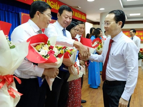 守德市市委書記阮文孝祝賀各部門新任首長。（圖源：喬峰）