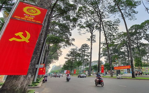 第五郡各條街掛滿黨旗、國旗慶黨大會。