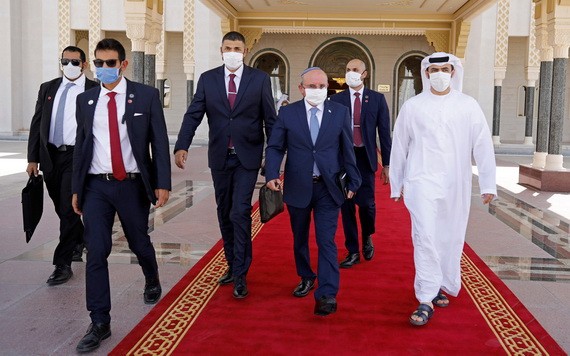 以色列國家安全顧問梅爾·本·沙巴特（中）去年9月訪問阿布扎比。（圖源：Getty Images）