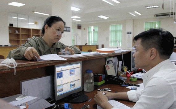 民眾在市社保機關辦理手續。