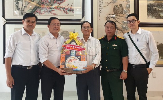 第十一郡郡委書記張國林(左二)親切問候人民藝人張漢明。