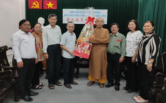 范興主任(左四)接受代表團的賀禮。