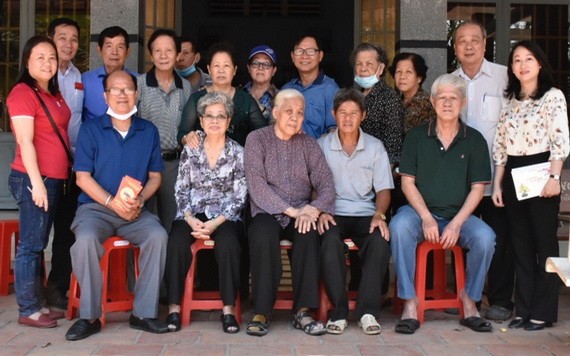 慰問團與列屬家庭合照留念。