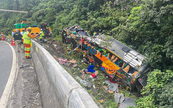 大巴車側翻事故現場。（圖源：EPA）