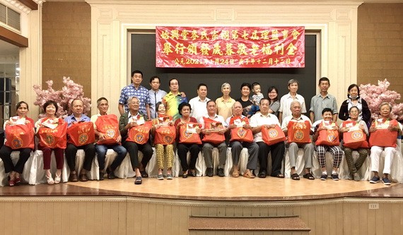 麥氏宗祠各位理事向宗親贈送禮物。