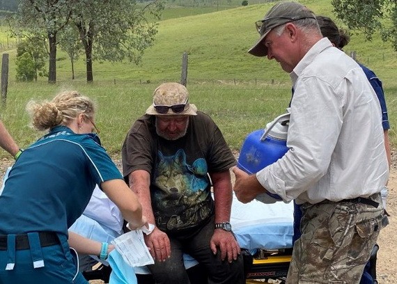 救護員到場為韋伯(中)處理傷勢。（圖源：互聯網）