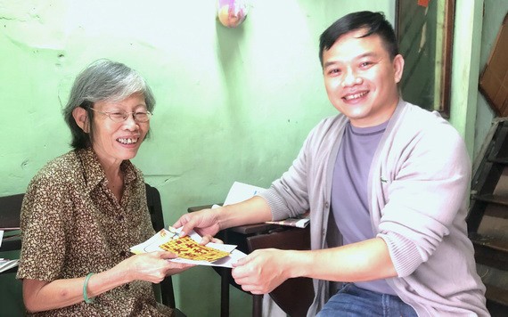 麒麟向熱心老街坊贈送新年紅包。