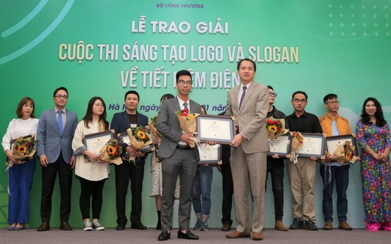 “節約用電口號與標誌設計”比賽頒獎儀式。（圖源：懷秋）