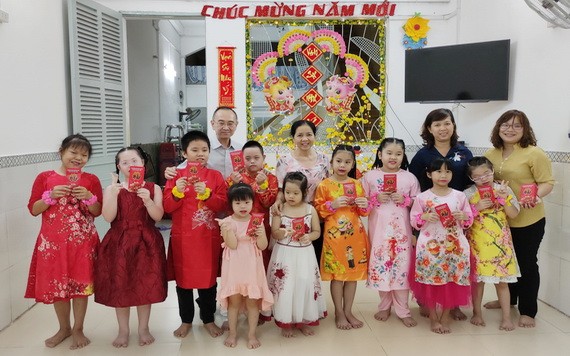 范興主任(後排左一)與陳月寶副主席 (後排右二)同將來特殊學生師生合影。