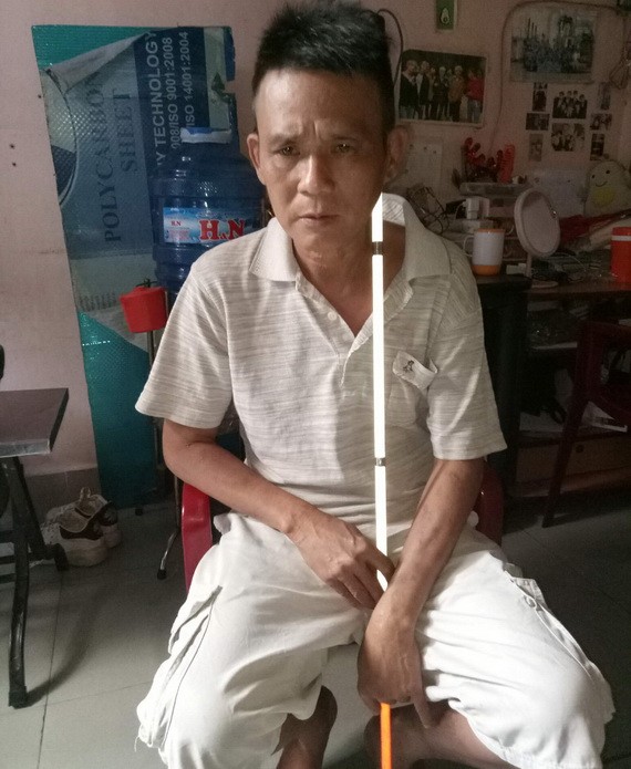 陳志民每天靠盲人棍去賣彩票。