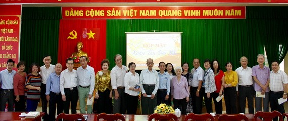 市民族處領導與諸位具威信華人同胞合照留念。