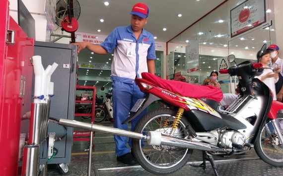 圖為摩托車排氣檢驗。（圖源：明軍）