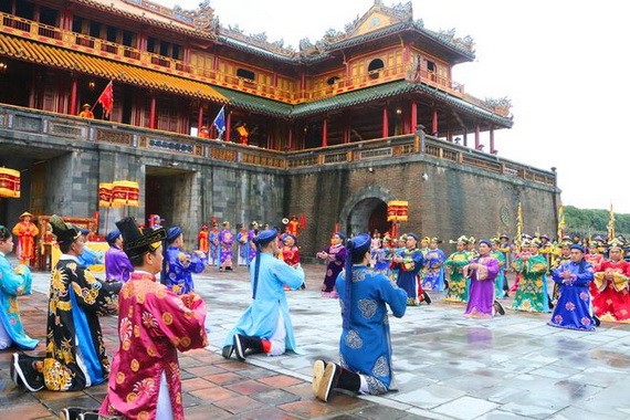 在午門重現阮朝的頒曆儀式。