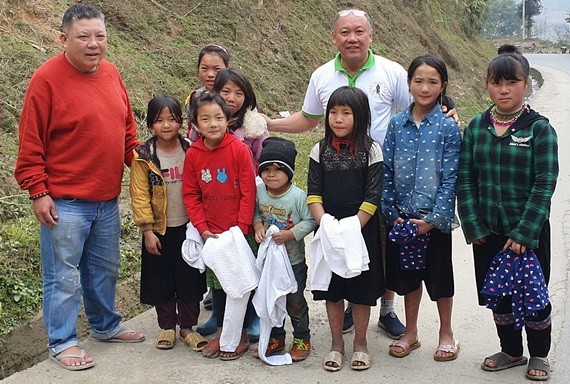 芽莊廣東會館理事會帶著善信的愛心到北部送冷衣。