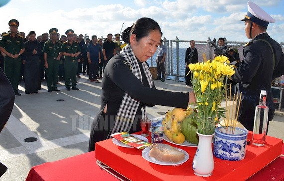 市委副書記阮氏蓉為捍衛長沙群島而英勇犧牲的烈士英雄上香緬懷。（圖源：市黨部新聞網）