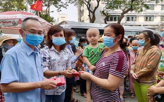 范興主任與陳月寶副主席向病童贈送紅包。