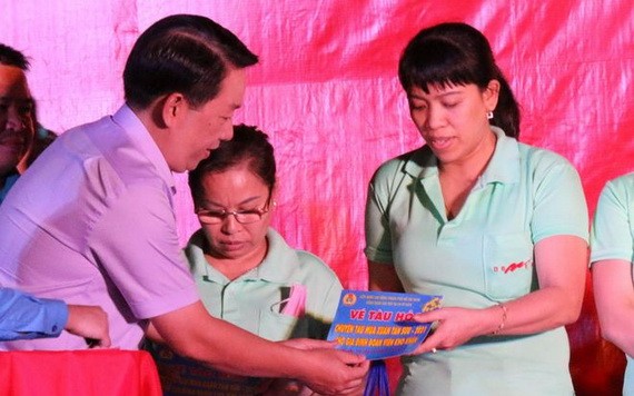 市勞動聯團副主席喬玉宇向貧困勞工贈送火車票。（圖源：范秋銀）