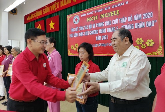 黎勛峰主席向第五郡東醫會頒發獎狀。