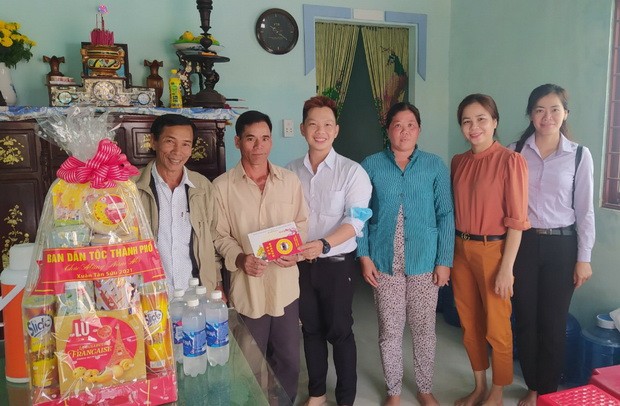 第十郡與溫陵會館關愛少數民族同胞 ảnh 1