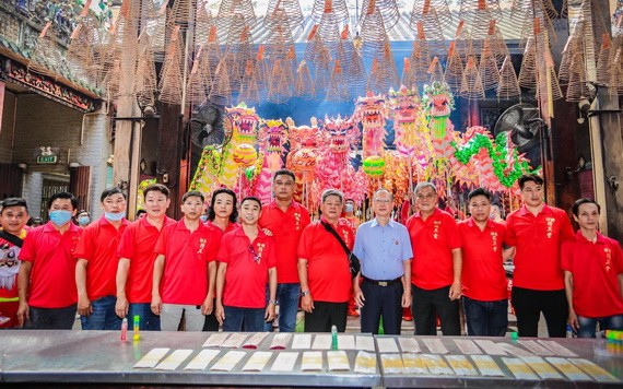 市龍獅協會主席、穗城會館理事長盧耀南(右五)接待精英堂龍獅團理事會成員到天后廟參神。