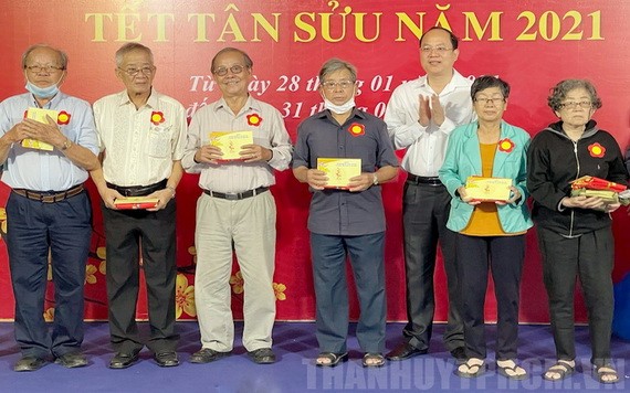 市委副書記阮胡海出席向第三郡優撫家庭贈送春節禮物。（圖源：市黨部新聞網）