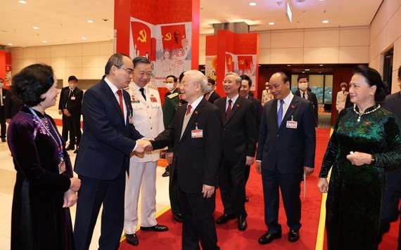 總書記、國家主席阮富仲與各代表交談。（圖源：越通社）