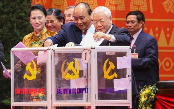 黨中央總書記、國家主席阮富仲、政府總理阮春福、國會主席阮氏金銀與各代表投票選舉第十三屆黨中央執委會。（圖源：曰鐘）