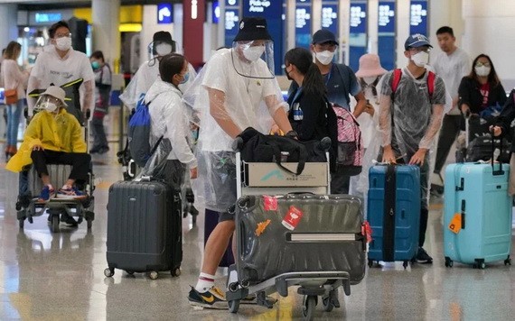 疫情期間“全副武裝”的乘客在機場準備登機。（圖源：互聯網）