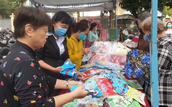 第五郡向婦孺與勞動者贈送禮物