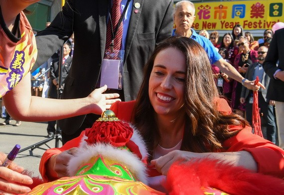 阿德恩出席當地華人“新春花市同樂日”活動。（圖源：新華社）
