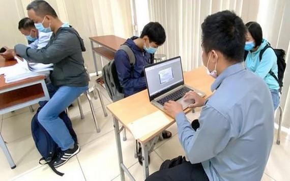 企業在線辦理海關申報手續。