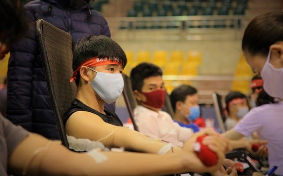 眾多熱心年輕人踴躍前來捐血救人奉獻愛心。（圖源：淮南）