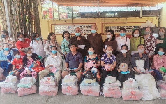 龍華寺向貧困戶贈送歲暮禮物