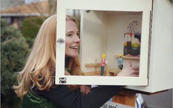 米爾朗尼佈置迷你畫廊。（圖源：互聯網）