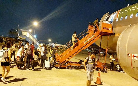 各家航空公司加設夜間航班，為乘客提供更多廉價機票。