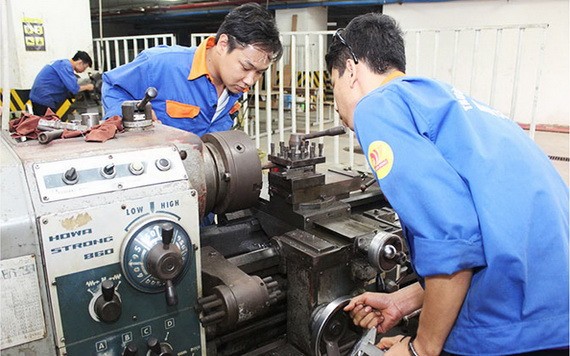 本市遠東高等學校的職技學生在上實習課。