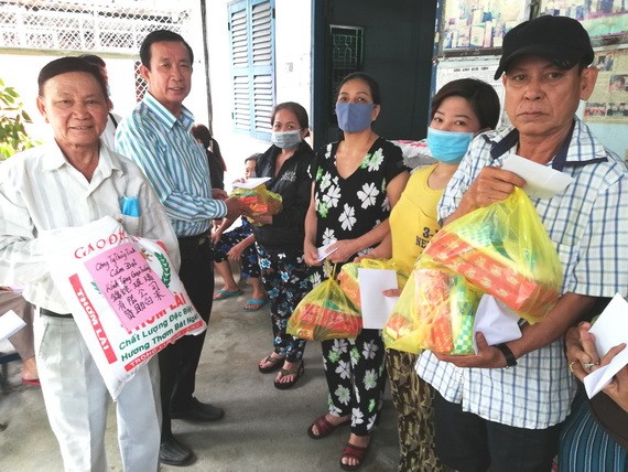 玻璃業團主席李國強(左一)和熱心廠商楊慶文(左二)向團員派發禮物。