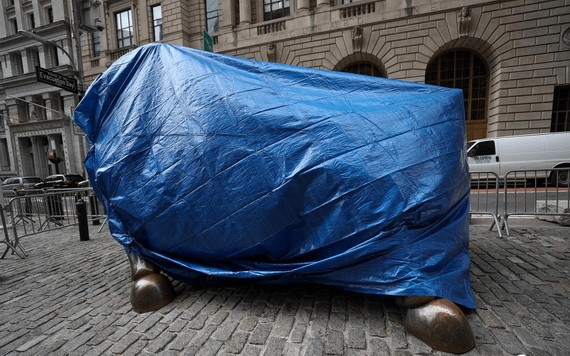 當地時間2021年1月31日，美國紐約，位於曼哈頓的標誌性雕像“華爾街銅牛”被布裹起，以防潛在攻擊。（圖源：互聯網）