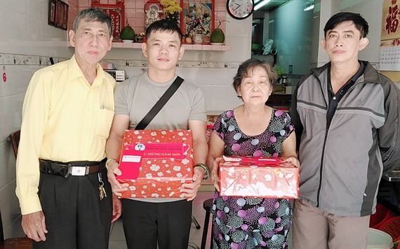 為華人革命老前輩送暖